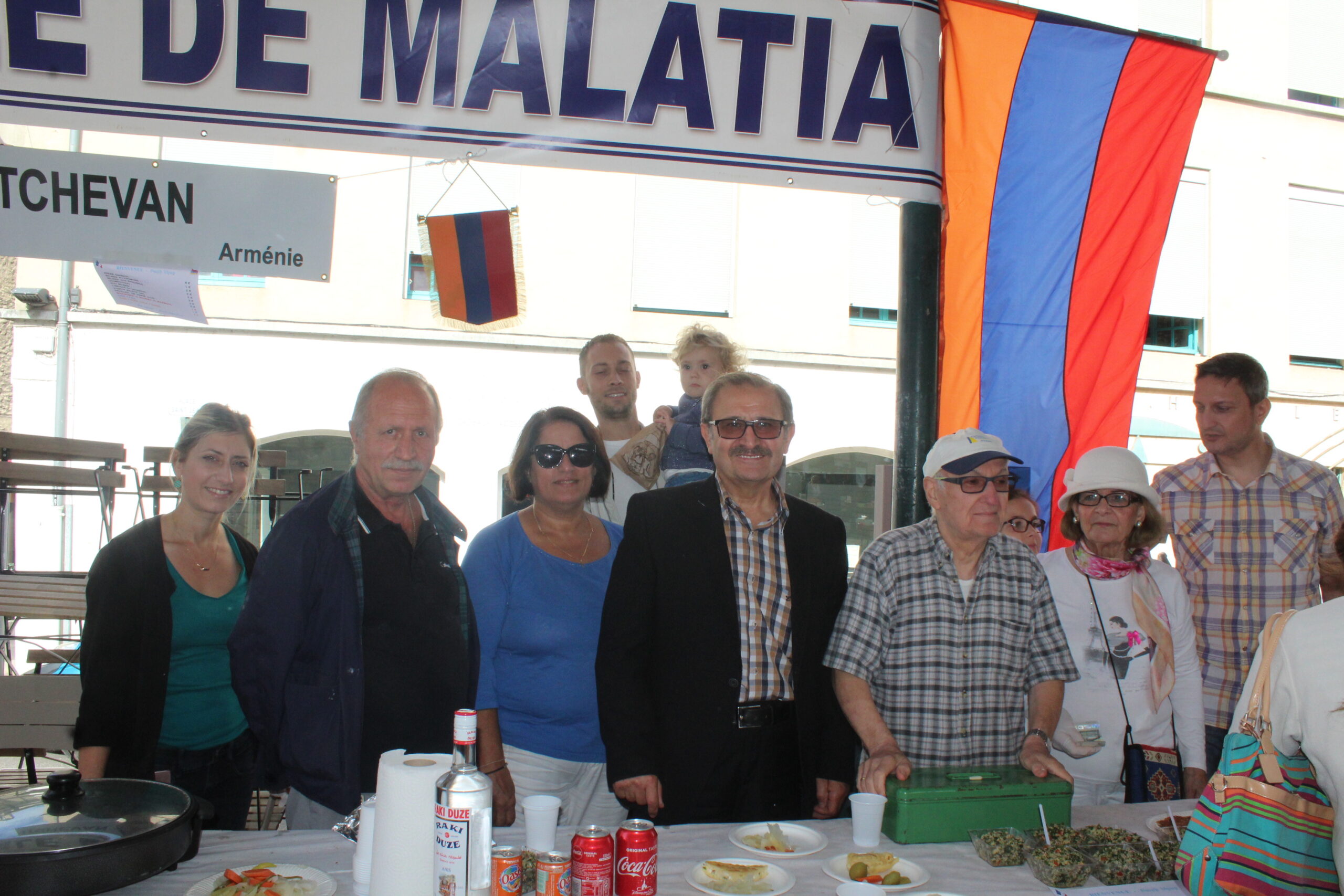 Le stand arménien de l’Amicale de Malatia au marché des villes jumelles de Valence (Drôme)