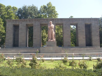 Fait divers rare à Erévan où un homme nu a grimpé sur la statue de Stepan Chahoumian