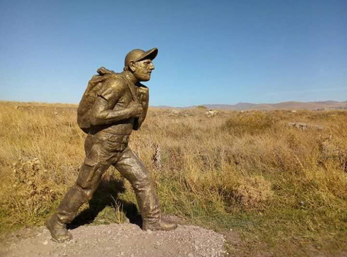 Œuvre d’un artiste anonyme la statue de Nikol Pachinian se dresse sur la route Vnadzor-Gumri