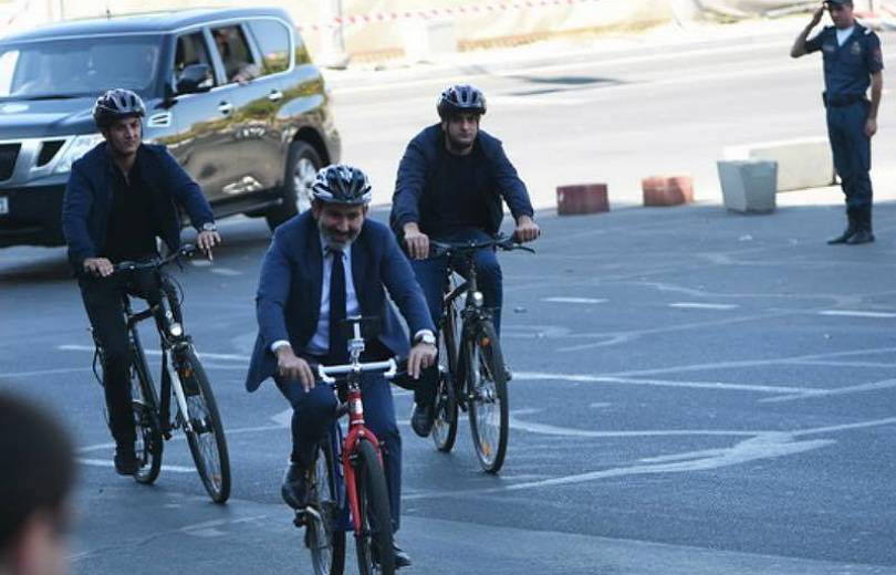 Nikol Pachinian, après la marche, le vélo…