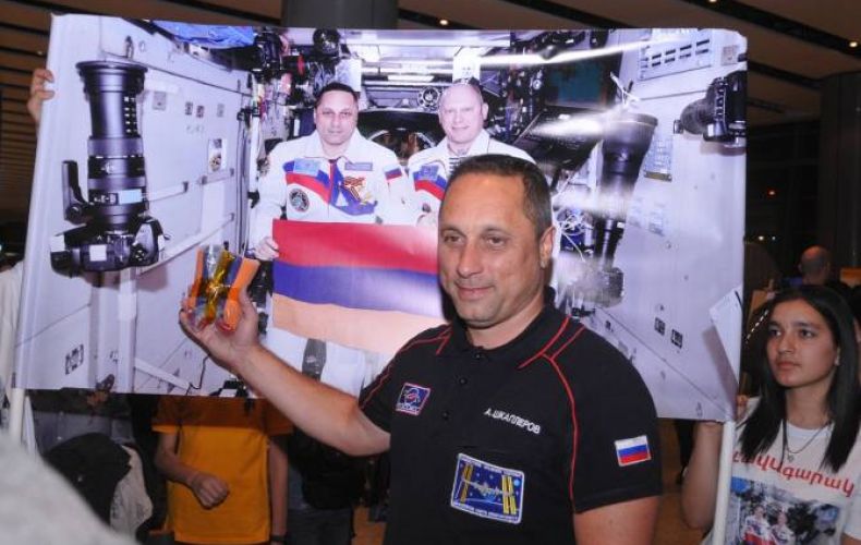 Le cosmonaute Russe Anton Chkaplerov a ramené à Erévan le drapeau de l’Arménie qui a voyagé dans l’espace 197 jours à bord de la station spatiale internationale