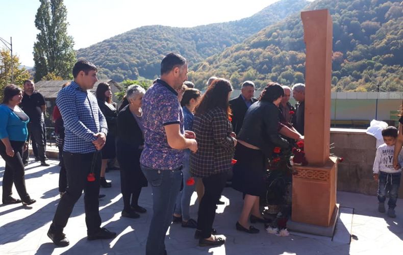 Inauguration d’un khatchkar-souvenir à Vank (Artsakh) à la mémoire du bienfaiteur Levon Hayrapetyan disparu il y a un an