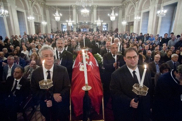 Après la cérémonie en l’église arménienne de « Yerek Khoran » de Beyoglu, le corps d’Ara Güler repose désormais au cimetière arménien de Chichli (Istanbul)