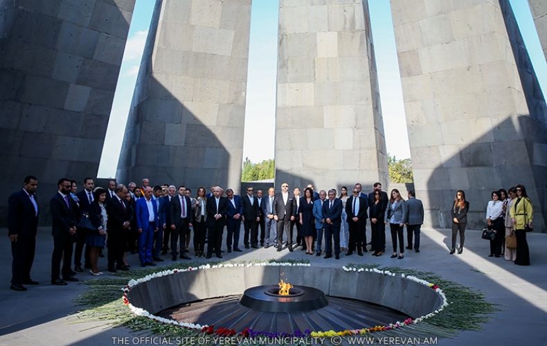 Les membres des délégations étrangères venues pour le 2800e anniversaire d’Erévan se sont rendus au mémorial du génocide