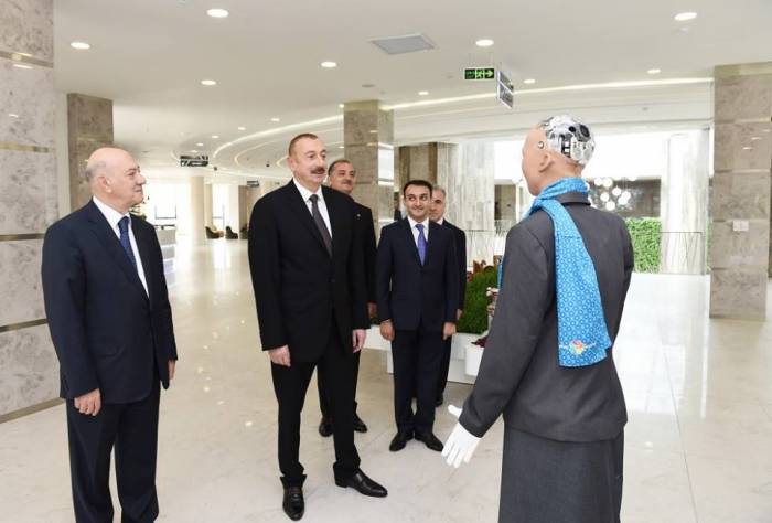 Rencontre d’Ilham Aliev avec le robot Sophia
