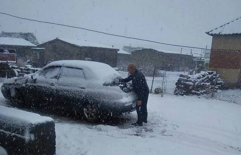 Les premières neiges sont tombées en Arménie à Ashotsk au nord du pays