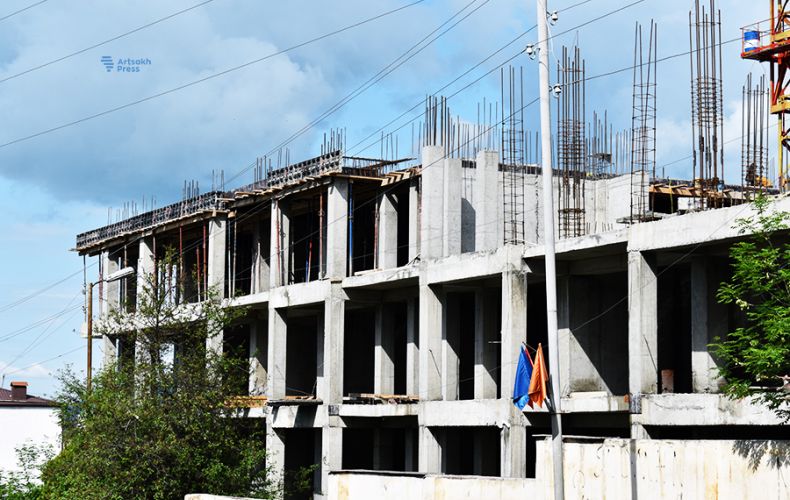 De nouvelles constructions avec 500 appartements en cours de réalisation à Stepanakert (Artsakh)