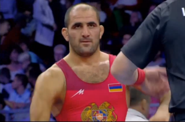 Artur Shahinyan (87 kg) remporte une médaille de bronze aux championnats du monde de lutte gréco-romaine et fait pleurer son adversaire Azéri Islam Abbasov