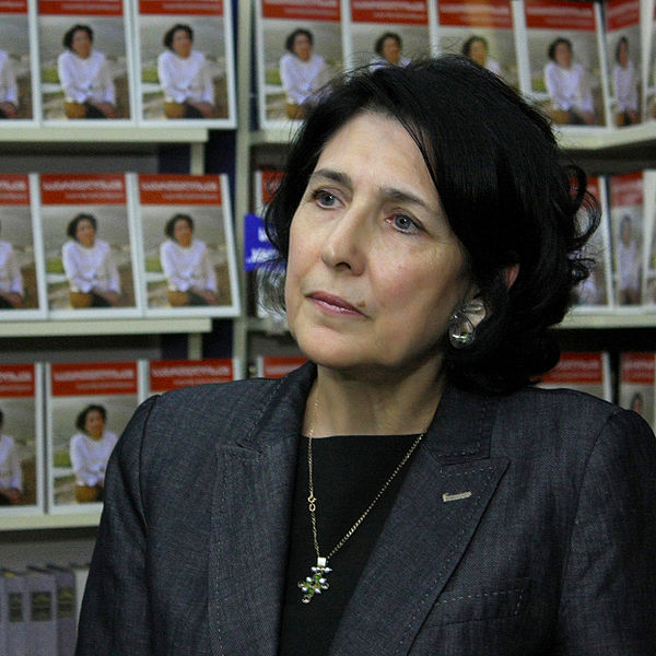 L’ex-ambassadrice française Zourabichvili légèrement en tête du premier tour