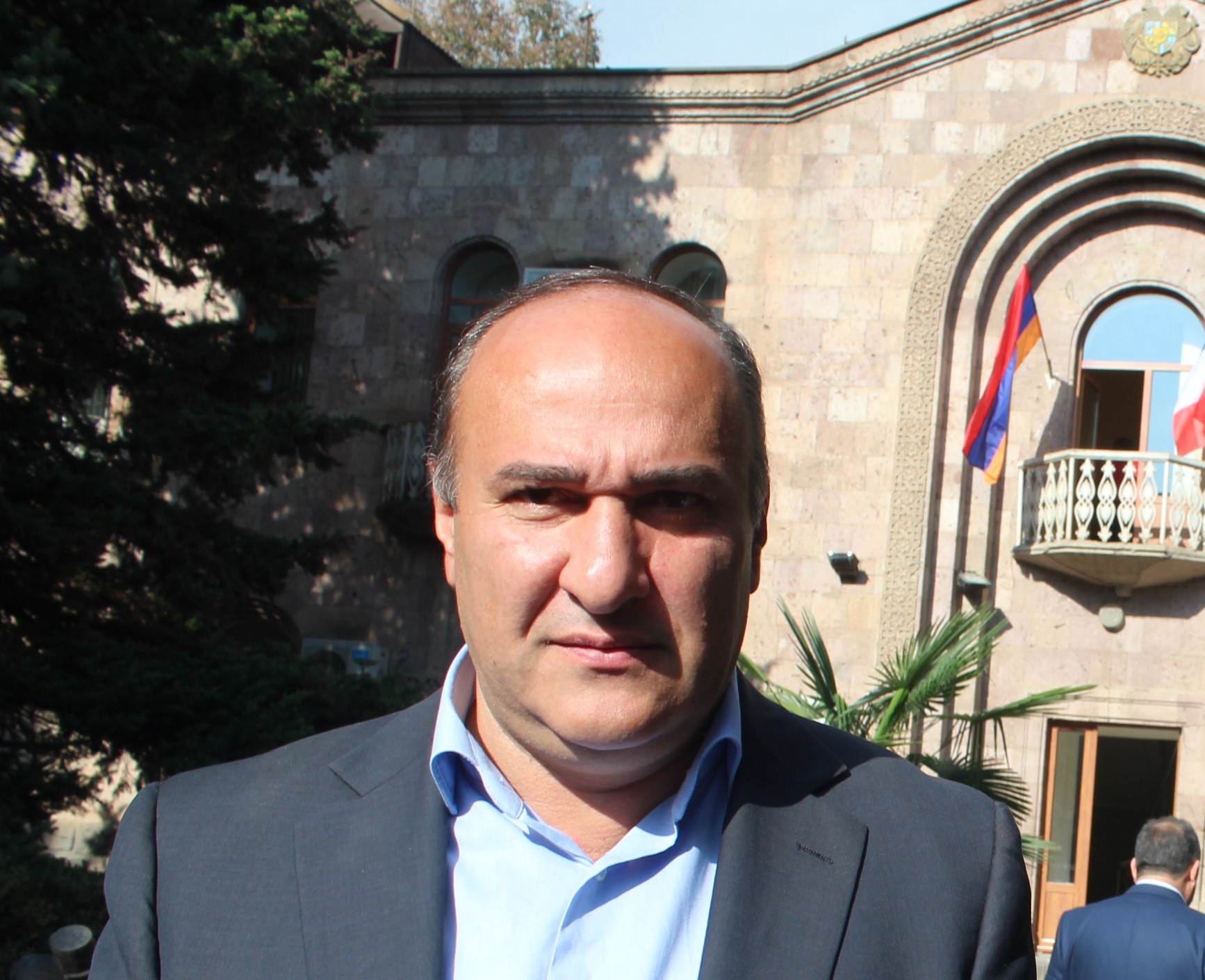 La mairie d’Idjévan a financé un livre sur Nikol Pachinian…écrit par Lyubik Tchiboukhdjian qui avait demandé à l’Azerbaïdjan le statut de réfugié politique…