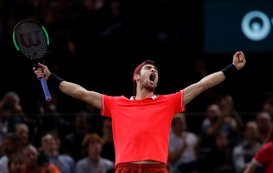 Exploit de Karen Khachanov qui bat Novak Djokovic à Paris-Bercy et s’offre son premier Masters 1000 de sa jeune carrière