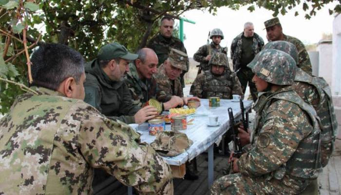 Nikol Pachinian et Bako Sahakian ont inspecté le front à l’Est de l’Artsakh