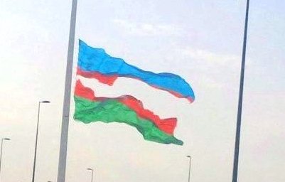 Le drapeau azéri géant à Bakou déchiré le lendemain de son inauguration, n’a pas été remis