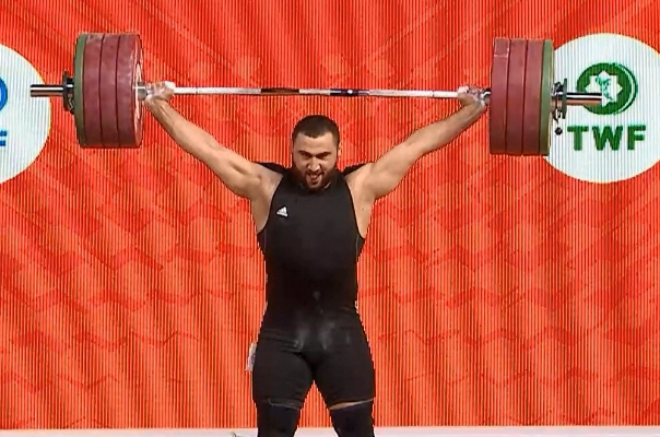 Simon Martirosyan (Arménie) devient à 21 ans champion du monde d’haltérophilie à Achgabat (Turkménistan)
