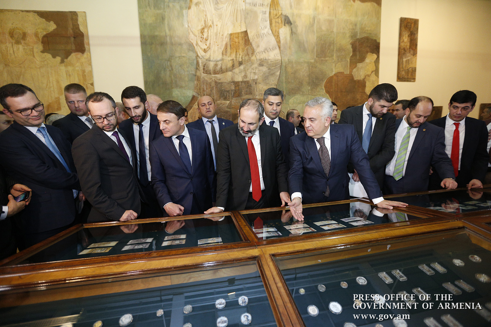 Nikol Pachinian a assisté à l’exposition consacrée au 25ème anniversaire de la naissance du dram, la monnaie nationale d’Arménie
