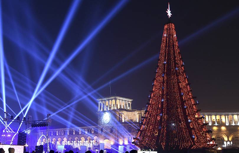La municipalité d’Erévan a alloué 71 millions de drams (146 000 dollars) pour l’achat du nouvel arbre de Noël de la Place de la République