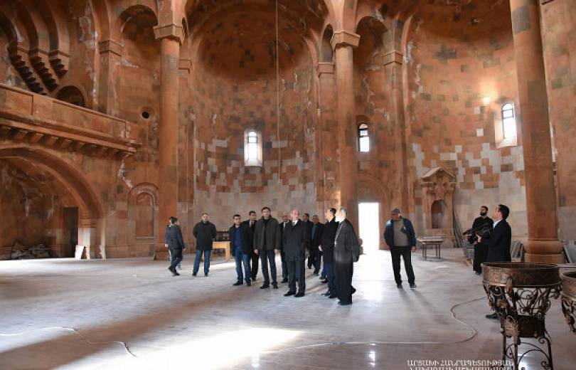 Bako Sahakian a visité la cathédrale en cours de construction à Stepanakert
