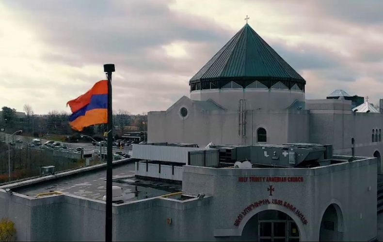 Les Azéris demandent à Toronto (Canada) le retrait du drapeau de l’Artsakh placé devant l’église arménienne Sainte-Trinité et le centre de la Jeunesse