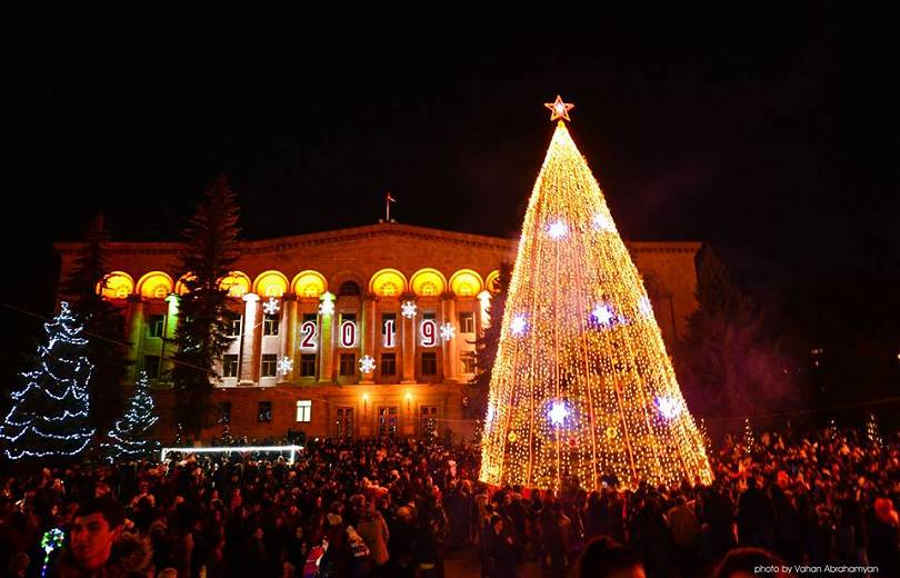 Vanadzor a également allumé son Arbre de Noël géant place Hayk