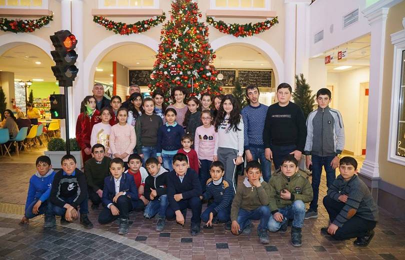 A l’initiative d’Anna Hakopyan 800 enfants des familles défavorisées, des zones frontalières ou des orphelinats et hôpitaux ont fêté le Nouvel An