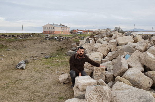 Des pierres ornées de croix appartenant à une église arménienne au village d’Aghrkcevaz dans la région de Bitlis découvertes lors de la reconstruction d’une école