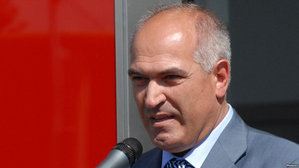 Un homme d’affaires arménien accusé de corruption libéré contre caution