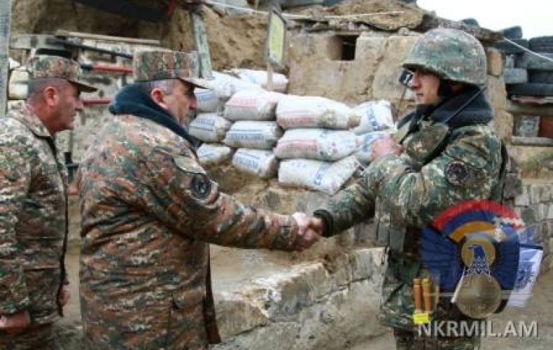 Karen Abrahamyan le nouveau ministre de la Défense de l’Artsakh s’est rendu au front pour féliciter et encourager les soldats Arméniens