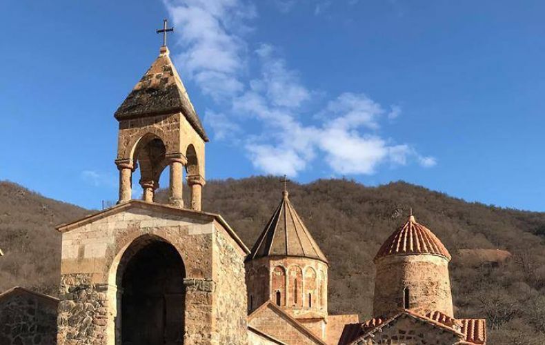 Les croix rénovées des églises du complexe monastiques de Dadivank (Artsakh) ont été bénies et placées au sommet des églises