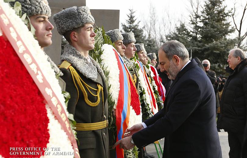 Nikol Pachinian s’est recueilli à « Yérablour » le cimetière des héros à Erévan