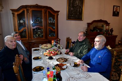 Le présidente arménien Armen Sarkisyan s’est rendu au domicile des parents de « Sparapet » Vazken Sarkisyan disparu dans l’attentat du Parlement le 27 octobre 1999