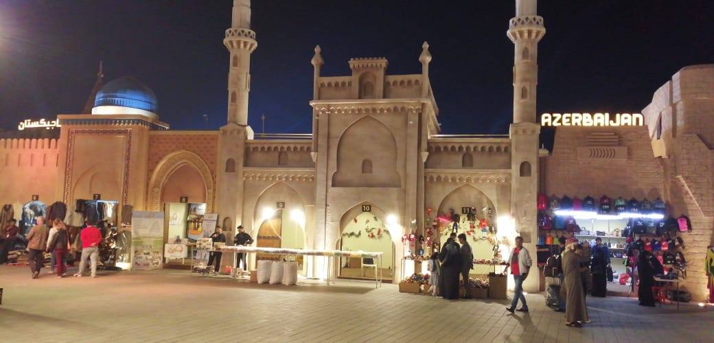 Après la protestation du styliste arménien Vartan Mouradian, l’Azerbaïdjan enlève la devanture « Mamik et Babik » symbole de l’Artsakh, de son stand à la Foire internationale d’Abu Dhabi