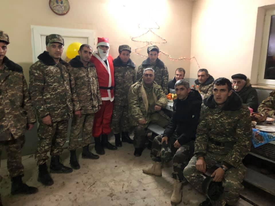 Le Garant Baba, le Père Noël arménien s’est rendu sur une base arménienne de défense à la frontière entre l’Arménie et l’Azerbaïdjan
