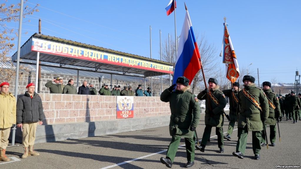 Le ministre de la Défense visite la base militaire russe