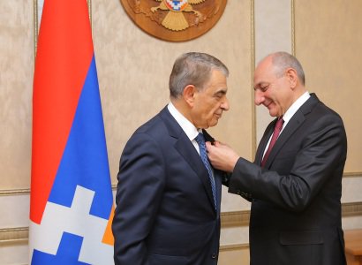 Bako Sahakian le président de la République de l’Artsakh remet à Ara Babloyan le Président du Parlement arménien la médaille « Mesrop Machtots »