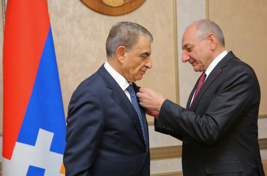 Bako Sahakyan remet une médaille à Ara Babloyan