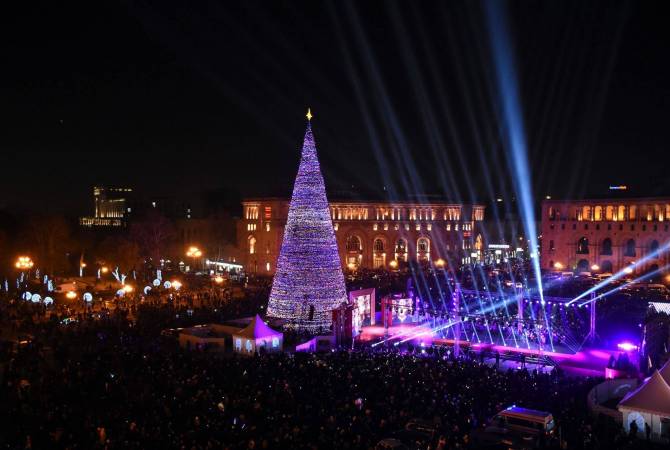 L’Arbre de Noël géant de la Place de la République à Erévan est le troisième plus imposant des capitales des pays de la CEI