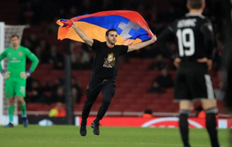 Spartak le jeune Arménien qui avait fait irruption avec le drapeau de l’Artsakh à Londres lors du match Arsenal-Qarabag, est en Arménie
