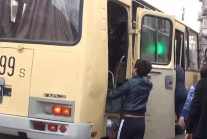 Une personne qui a participé à l’incident du bus transportant des conscrits s’est présentée à la police