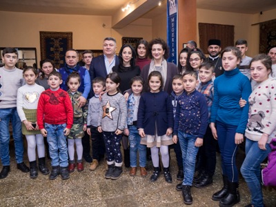 Anna Hagopyan en compagnie des enfants de soldats tués au front dans la région de Tavouch