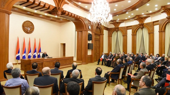 Le president Sahakian reçoit les responsables du Parti dachnak à l’occasion de son 33e congrès à Stepanakert