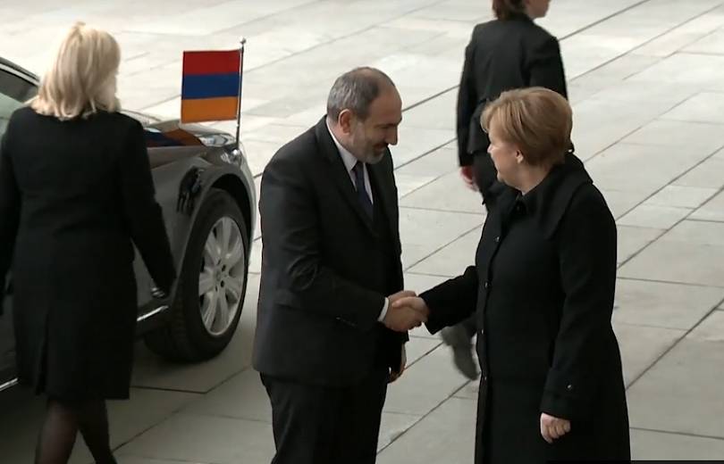 Angela Merkel a reçu à Berlin le Premier ministre arménien Nikol Pachinian par « Bari Galoust » (bienvenue) prononcé en arménien…