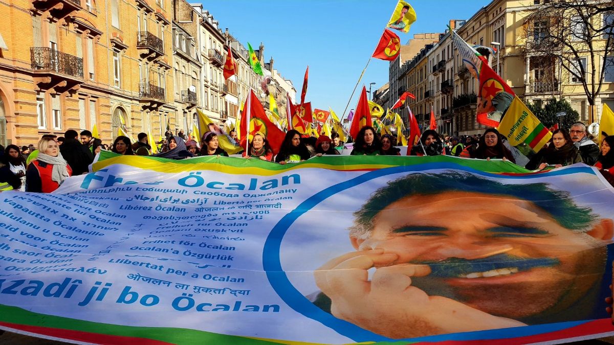 Des milliers de Kurdes défilent à Strasbourg vingt ans après l’arrestation d’Öcalan