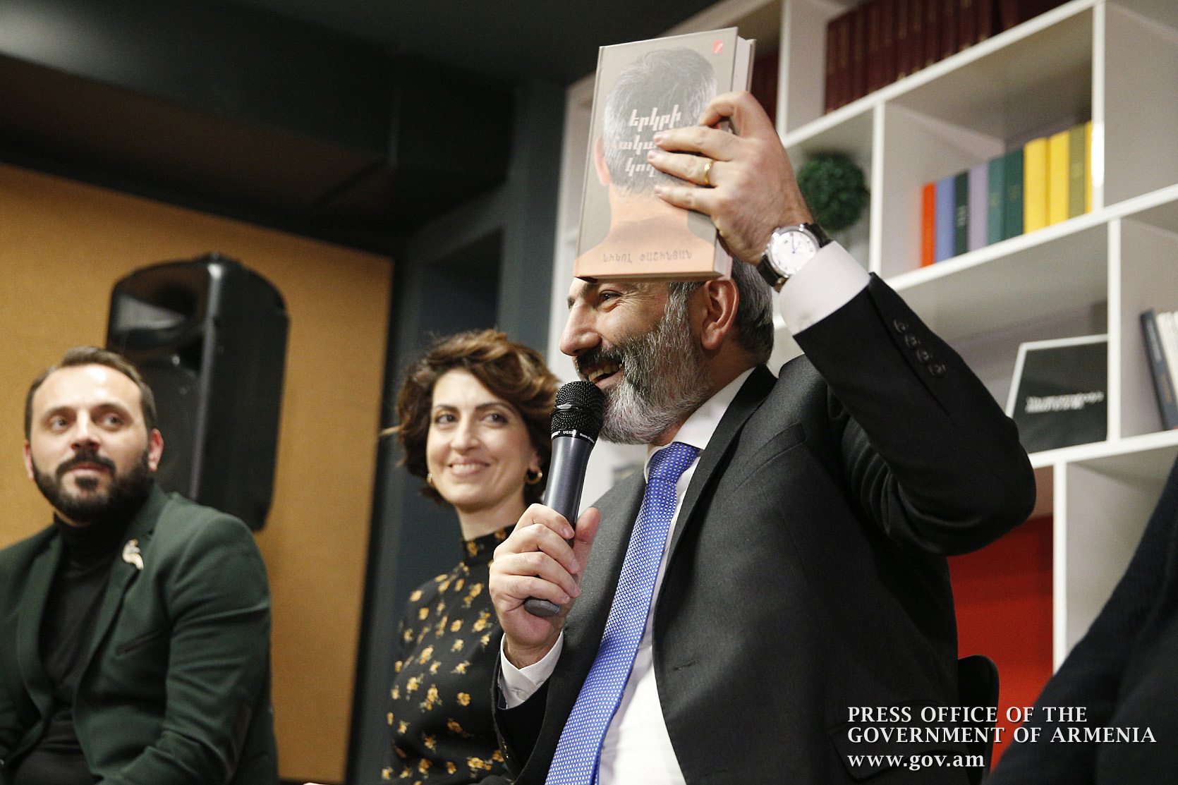 Nikol Pachinian a rencontré les critiques et des lecteurs pour présenter son livre «Երկրի հակառակ կողմը» (Du côté opposé du pays »