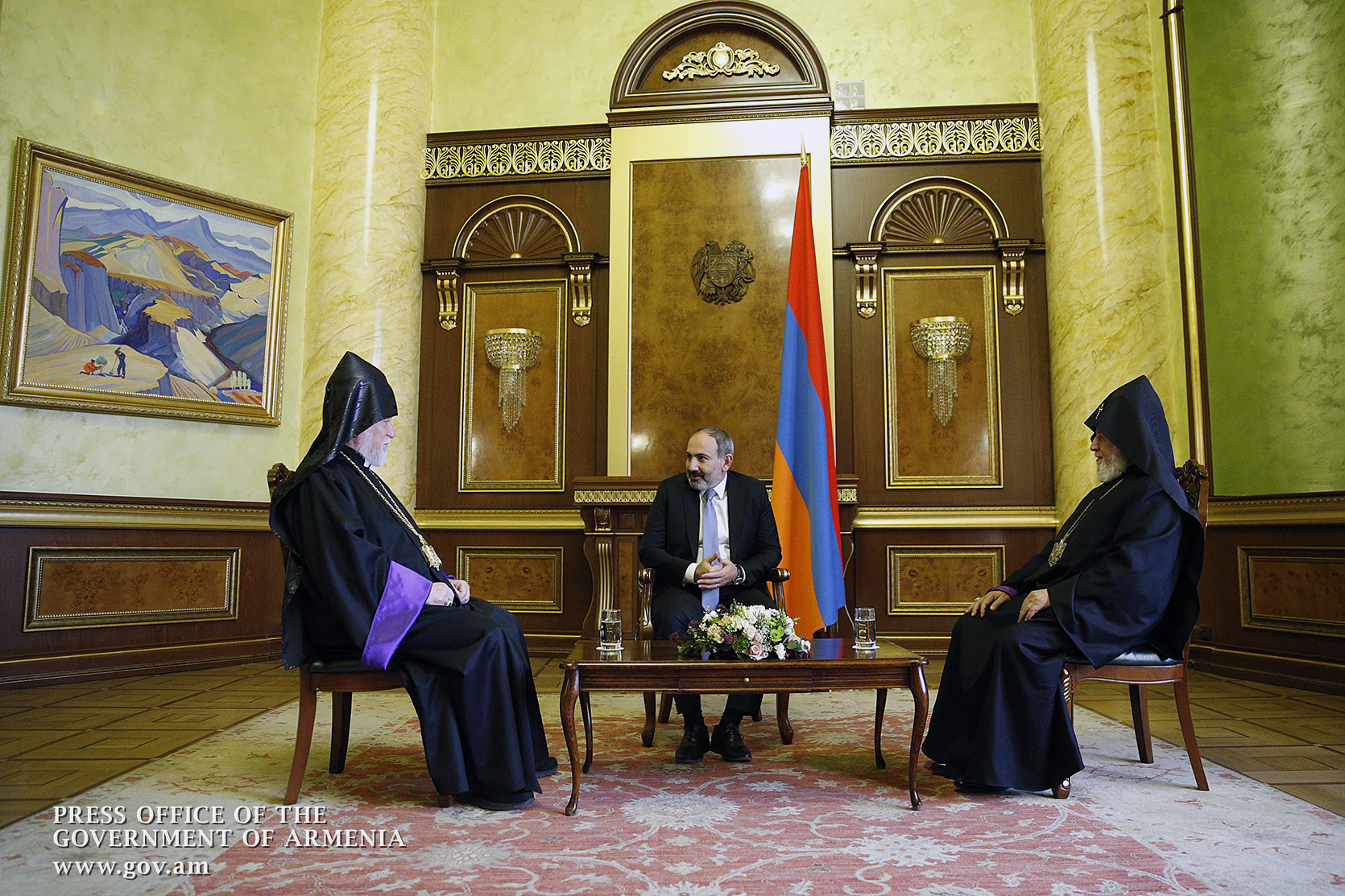 Pachinian rencontre les deux catholicos