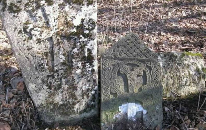 Découverte de khatchkars datant du 11e au 13e siècle à Drmbon près de Martakert (Artsakh)