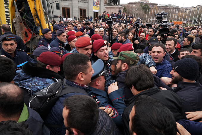 Situation tendue autour de l&rsquo;Opéra : certains cafés démontés sur ordre de la municipalité