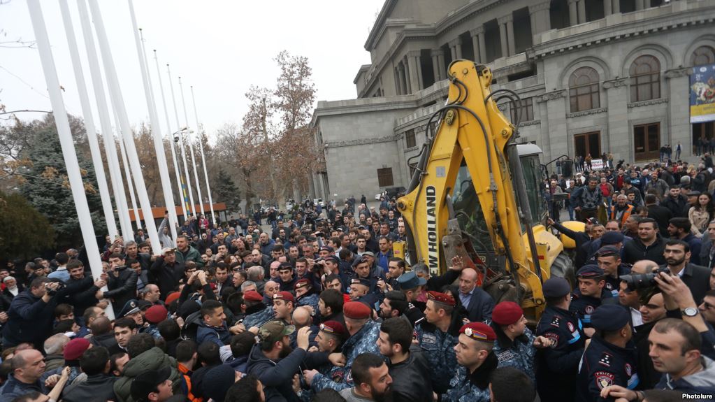 Un policier » suspendu » pour avoir frappé un manifestant