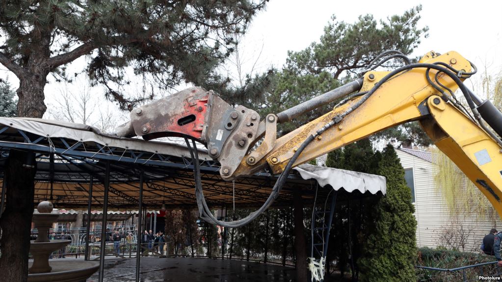 Les travailleurs dénoncent la destruction des cafés
