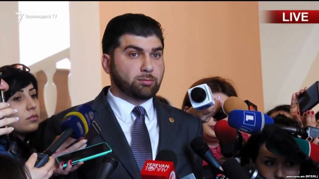 Le nouveau pouvoir arménien face à ses premières “affaires”…