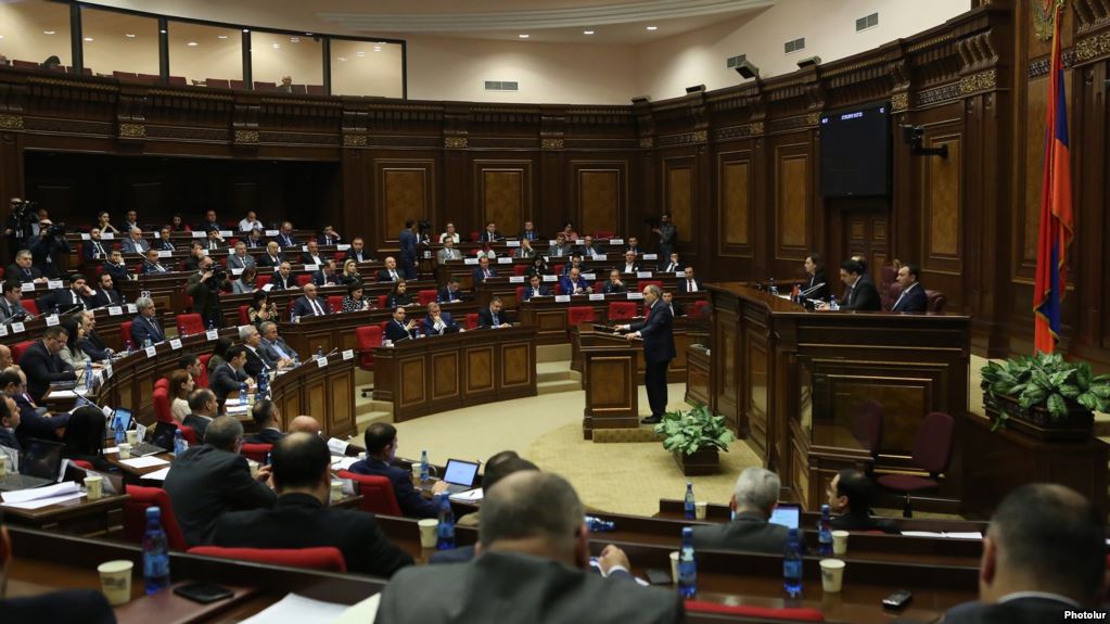 Les critiques fusent au Parlement concernant le bilan de Pachinian